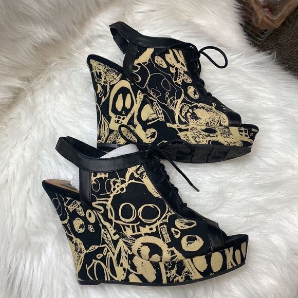 BC FOOTWEAR Wedge Black Skulls Sandals - Picture 4 of 6